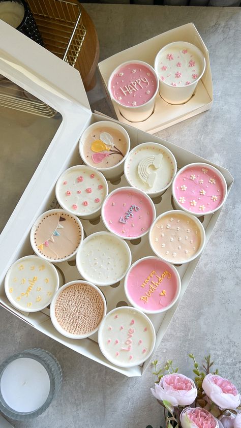 Cake To Go Cup, Cake Decorating Tutorials Videos, Kue Macaroon, Cake To Go, Spring Birthday Party, Cake Pop Decorating, Bakery Business Cards, Dessert Packaging, Cupcake Recipes Chocolate