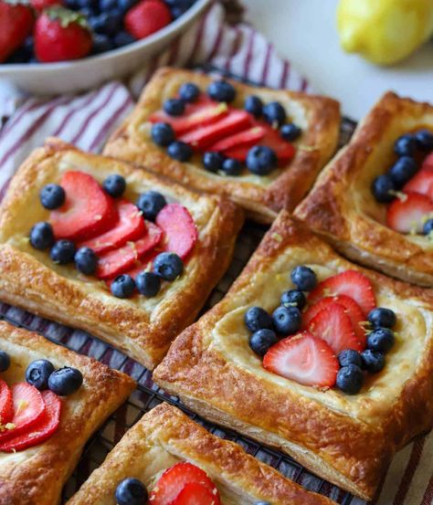 Fruit Puff Pastry Dessert, Puff Pastry Savory, Puff Pastry Fruit Tart, Fruit Filled Puff Pastry, Berry Puff Pastry, Puff Pastry Cream Cheese Fruit Tarts, Berry Puff Pastry Recipes, Blueberry Cream Cheese Puff Pastry, Blackberry Cream Cheese Puff Pastry