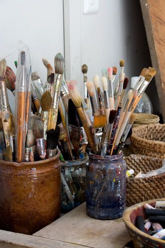 studio  art supplies   paint brushes- never too many Dream Studio, Artist Aesthetic, My Art Studio, Art Tools, Life Photography, Still Life Photography, Space Art, Art Studios, Creative Space