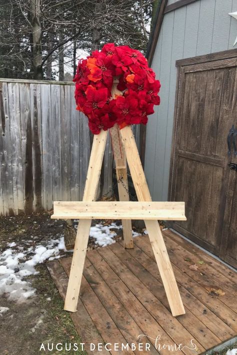 easel from a single pallet Make An Easel, Diy Easel, Latest House Designs, Art Easel, Holiday Wreath, Scrap Wood, Simple Diy, Holiday Wreaths, Wood Pallets