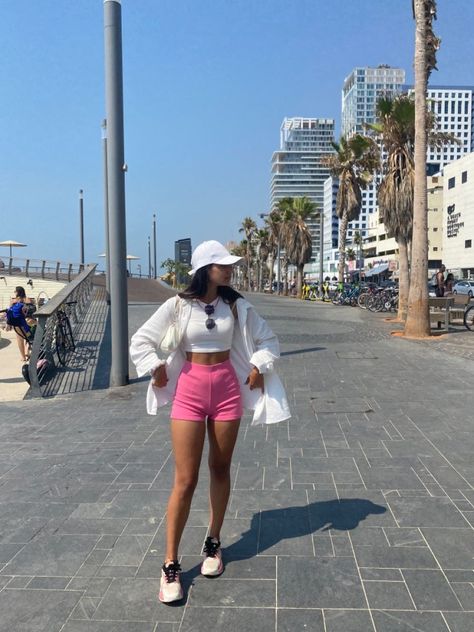 Este día soleado está como para un look con short Cap Summer Outfit, Women Baseball Cap Outfit, Women Baseball Cap, Baseball Cap Outfit, Baseball Cap Women, Baseball Cap Summer, Cap Outfit, Women Baseball, Vacay Outfits