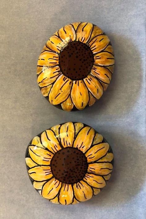 Pictures For Rock Painting, Sunflower Stone Painting, Stone Painting Sunflower, Rock Painting Ideas Sunflower, Sunflower Pebble Art, Painted Rocks Sunflower, Sunflower Rock Painting, Flower Rock Painting Ideas, Rock Painting Flowers