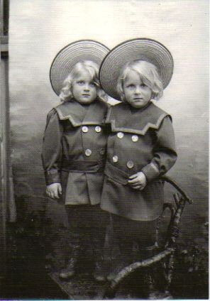 Twin Photography, Born In July, Vintage Children Photos, Twin Photos, Peculiar Children, Double Vision, Vintage Twins, Identical Twins, History Of Photography