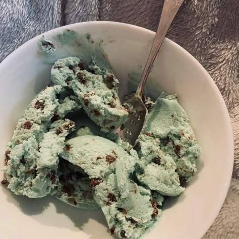 Mint Chocolate Chip Ice Cream Aesthetic, Mint Choc Chip Ice Cream, Choco Ice Cream, Mint And Brown, New Me Aesthetic, Ice Cream Flavour, Chocolate Chip Mint, Mint Choc Chip, Mint Chocolate Ice Cream