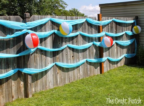 Cute and easy wave wall, plus lots of other fun ideas! The Craft Patch: Splish Splash Birthday Bash Backyard Party Decorations, Splash Party, Fest Temaer, Beach Birthday Party, Luau Birthday Party, Pool Party Decorations, Fiesta Tropical, Pool Birthday, Luau Birthday