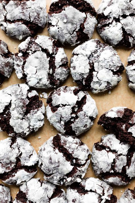 Cookies Crinkle, Chocolate Crinkle Cookies Recipe, Traditional Christmas Cookies, Crinkle Cookies Recipe, Chocolate Crinkle, Frozen Cookie Dough, Sally's Baking, Baking Chocolate, Chocolate Crinkle Cookies