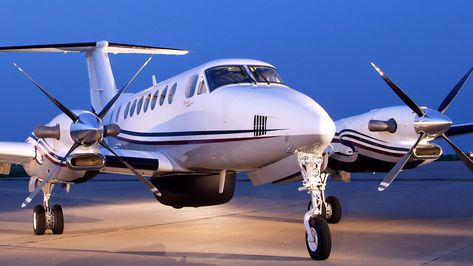 The King Air 350I is a twin-engined turboprop that is a larger version of the King Air 200. It has a further stretched fuselage, enabling a cabin for up to eight passengers in two-club configuration. Winglets were added to the wingtips to increase range and performance of the aircraft. Beechcraft Baron, Jet Privé, King Air, Private Flights, Small Aircraft, Private Aircraft, Air Ambulance, Private Plane, General Aviation