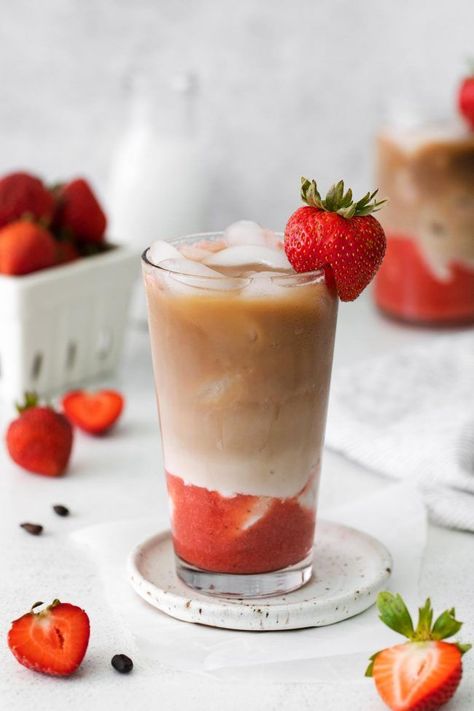 Strawberry Latte, Food Photography Composition, Strawberry Sauce, Delicious Donuts, Vanilla Latte, Latte Recipe, Vanilla Coffee, Chocolate Strawberry, Iced Latte