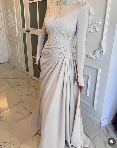 Simple Soiree Dresses Hijab, Hijab Evening Dress Classy, Elegant Hijab Dress, Simple Soiree Dresses, Hijabi Dresses Soiree, Soiree Dresses For Hijab, Simple Engagement Dress, Event Dresses Classy, Simple Elegant Dresses