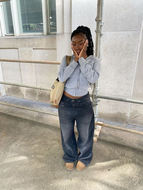 Women Loose Pants Outfits, Street Wear Dress Outfits, Calm Y2k Outfits, Girly Baggy Jeans Outfit, Spring College Outfits Black Women, Street Fits Women, Vintage Outfits Streetwear, Outfit Inspo Cargos, Fashion School Fits