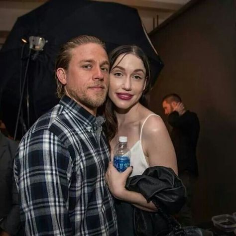 Charlie Hunnam and his beautiful girlfriend Morgana Charlie Hunnam Girlfriend, Charlie Matthews, Jax Teller, Charlie Hunnam, Sons Of Anarchy, 3 In One, Man Alive, Style Icons, Che Guevara