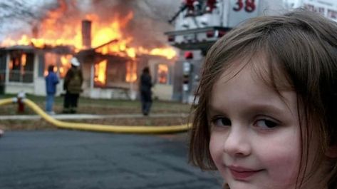 Now "Disaster Girl" really has something to smile about: making almost half a million bucks... Zoe Roth, Uno Memes, Overly Attached Girlfriend, Bad Luck Brian, House Meme, Carolina Do Norte, Famous Memes, Burning House, Funny Happy Birthday Wishes