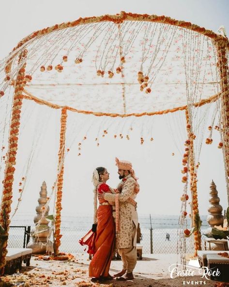 Beach Side Indian Wedding, Beach Side Wedding Decor, Minimalist Mandap Decor, South Indian Beach Wedding, Destination Wedding Aesthetics, Simple Mandap Design, Beach Wedding Mandap, Simple Mandap Decor Indian, Beach Mandap