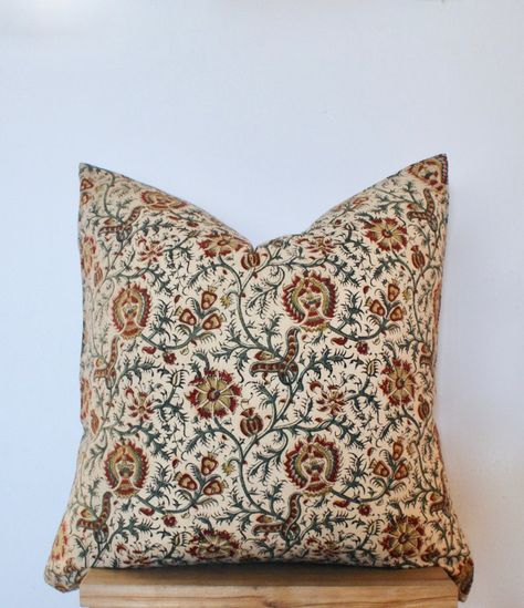 22x22 Hand Block Pillow // Botanical Pillow // Vintage | Etsy Canada Vintage Pillows Ideas, Vintage Couch Pillows, Traditional Throw Pillows, Earthy Pillows, Autumn Pillows, Cottage Pillows, Terracotta And Green, Spring Pillow, Kalamkari Fabric