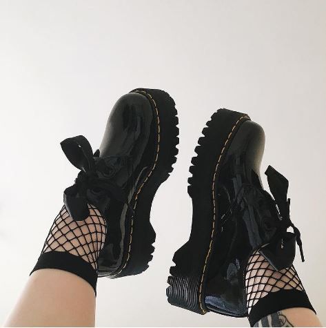 Look Grunge, Dr Shoes, Patent Shoes, Aesthetic Shoes, Dream Shoes, Doc Martens, Aesthetic Outfits, Platform Shoes, Wearing Black