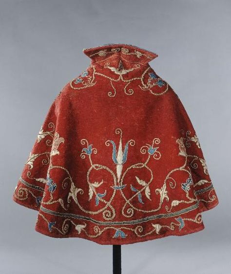 fripperiesandfobs: Cape, 16th century From the Musee Galliera Howling Dog, 16th Century Clothing, 16th Century Fashion, Century Dress, Period Outfit, Medieval Clothing, Antique Clothing, Medieval Fashion, Historical Costume