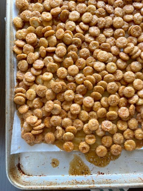 "This recipe is a MUST around the... - Heavenly Recipes Caramel Crackers, Salted Caramel Cracker Bites, Cracker Bites, Caramel Bites, Cracker Candy, Oyster Crackers, Snack Mix Recipes, Vanilla Paste, Instant Recipes