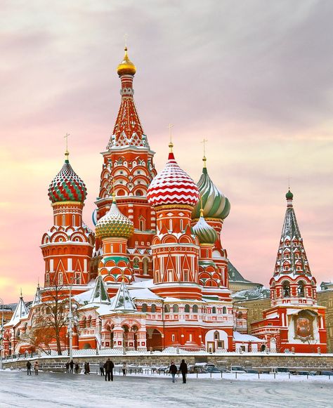 St. Basil's Cathedral / This colorful church in Moscow was built to look like a bonfire reaching up toward the sky. Russia Palace, Tap Design, St Basils Cathedral, Waterfall Bathroom, St Basil's, Russia Travel, Winter Red, Bathroom Taps, Red Square