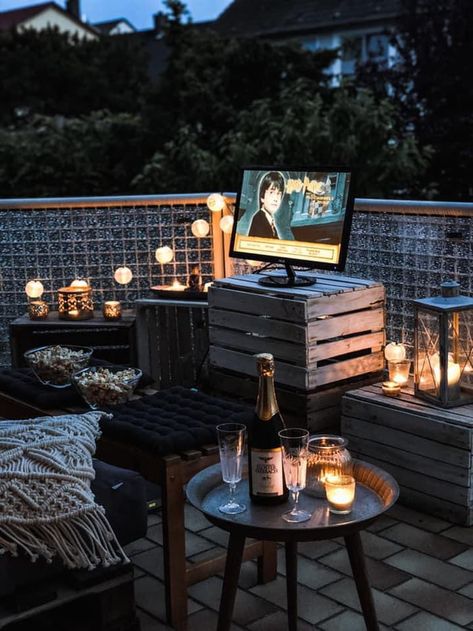 Movie Night Outdoor, Movie Night Decor, Movie Night Date, Marathon Aesthetic, Disney Movie Night Dinner, Harry Potter Movie Night, Harry Potter Marathon, Movie Night Decorations, Outdoor Movie Night