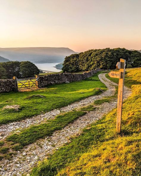 @lovebritishlifestyle shared a photo on Instagram: “Happy Thursday everybody 🍃☀️🍃 Where in the world are you today? ☺️ Comment with the flag of the country you're in👇🇬🇧 . . 📸 @fastpacker…” • Jul 2, 2020 at 8:03am UTC Cotswolds England, Peak District National Park, Skye Scotland, Scotland Highlands, Cornwall England, Yorkshire England, Peak District, Beautiful Sights, Places Of Interest