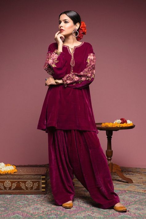 Pinterest: @pawank90 Velvet Pakistani Dress, Velvet Dresses Outfit, Velvet Suit Design, Desi Dress, Velvet Dress Designs, Velvet Dresses, Pakistani Fancy Dresses, Pakistani Dresses Casual, Salwar Kamiz