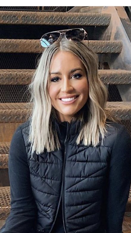 Blonde Lob Hair Straight, Brown To Blonde Short Hair, Teacher Inspired Outfits, Blonde Lob Straight, Collarbone Length Hair Blonde, Mom Bob Haircut, Trendy Blonde Hair Short, Blonde Lob Hair, Blonde Hightlights