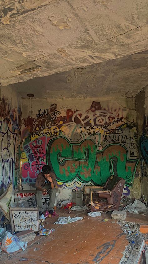 Graffiti Bedroom, Love Graffiti, Graffiti Photography, Graffiti Style Art, Street Graffiti, Grunge Photography, Graffiti Styles, Environment Concept Art