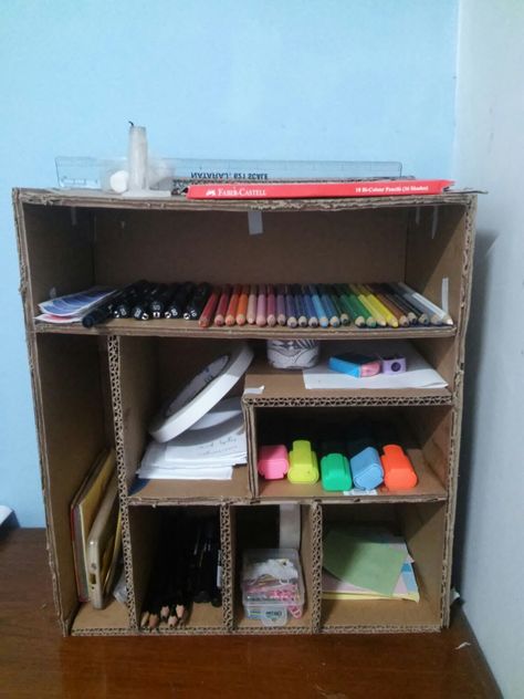 Diy desk organiser. Cardboard Organizer, Diy Stationary, Desk Organization Diy, Cardboard Diy, Desk Organiser, Cardboard Crafts Diy, Clean Bedroom, Diy Desk, Fun Diy Crafts