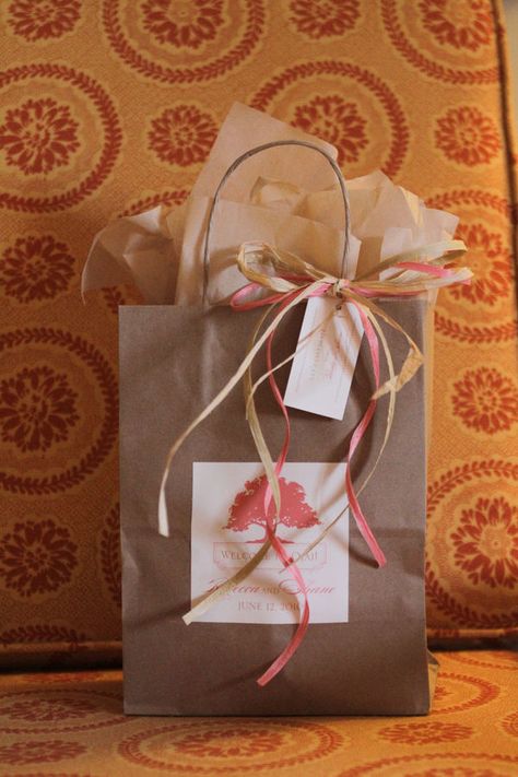 Paper Bag Decorating Ideas, Gift Bags For Wedding Guests, Wedding Guest Bags, Guest Gift Bags, Welcome Baskets, Paper Bag Design, Decorated Gift Bags, Gift Bags Diy, Gifts Wrapping Diy