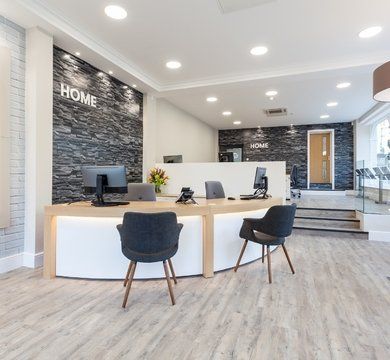 Realty Office Design, Real Estate Office Design, Office Decorating Themes, Business Decor Ideas, Estate Agent Office, Inmobiliaria Ideas, Agency Office, Small Office Design, Create Cultivate