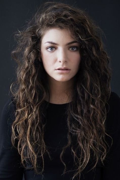 Those days when all the coolest styles were only for straight hair are over. Here are some fun and trendy ideas and inspiration for curly hair...just don't cut it yourself gurl. ✨ Lorde Hair, Long Natural Curls, Wavy Perm, Natural Curls Hairstyles, Trendy Haircuts, Curly Hair Cuts, Lorde, Black Power, Curly Girl