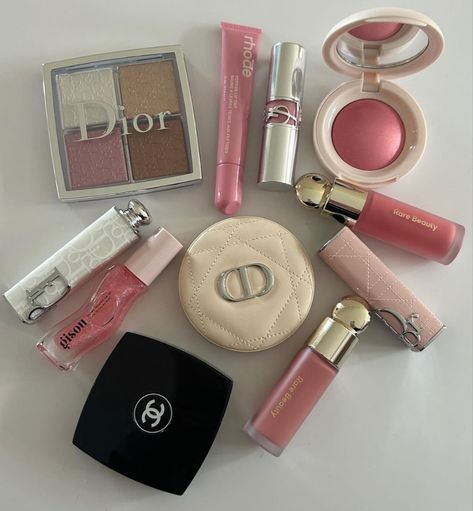 Makeup aesthetic Make Up Aesthetic Pictures, Make Up Aesthetic, Makeup Aesthetic, Makeup Needs, Pink Vibes, Makeup Obsession, Makeup Goals, Makeup Reviews, Makeup Brands