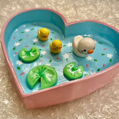 15 EASY Polymer Clay Ideas to Make & Sell in 2023 Clay Ideas To Sell, Easy Clay Crafts, Easy Polymer Clay Ideas, Clay Trinket Tray, Clay Duck, Polymer Clay Projects Diy, Polymer Clay Ideas, Ceramic Plates Art, Ideas To Sell