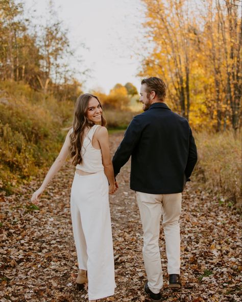 Couples Sitting Down Poses, Couples Photoshoot Sitting, Cupples Photos, Sitting Couple Poses, Couple Poses Sitting, Grad Poses, Fall Couple, Portrait Photography Tips, Cute Engagement Photos