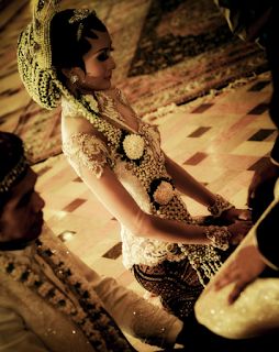 Pengantin Jawa Modern, Continent Of Asia, Wedding Kebaya, Eastern Wedding, Javanese Wedding, Wedding Jitters, Kebaya Wedding, Indonesian Wedding, Wedding Gowns Online