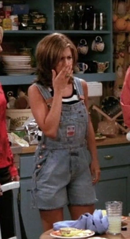 Short Dungarees Outfit, Overalls Outfit 90s, 90s Overalls Outfit, Friends Rachel Outfits, Short Overalls Outfit, Overalls Outfit Short, Overall Shorts Outfit, 1990s Outfits, Dungaree Outfit