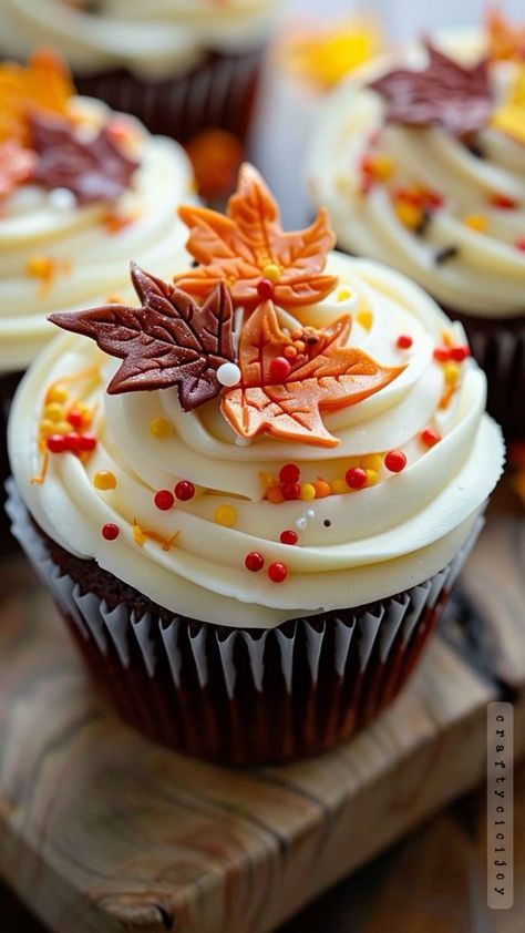 Autumn Cupcake | http://craftycicijoy.com Aesthetic Fall Cupcakes, Thanksgiving Decorated Cupcakes, Autumn Wedding Cupcakes, Cute Fall Cupcakes, Easy Fall Cupcakes Decoration, Summer Cupcakes Ideas Decorations, Autumnal Cupcakes, Autumn Cupcakes Decoration, Pumpkin Cupcakes Decoration