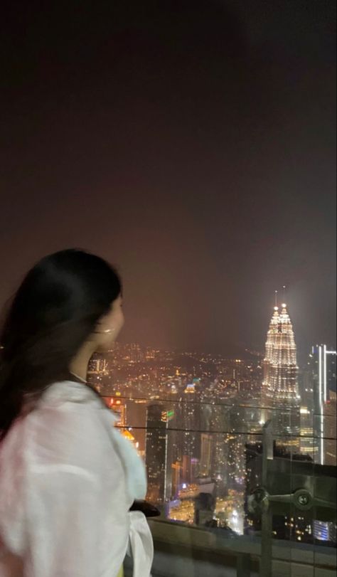 kuala lumpur, malaysia #skyscapers #petronas #towers #city #citynight #night #view #lights #rooftop #trip #travel #asia Night Aesthetic Malaysia, Kuala Lumpur Photoshoot, Kuala Lumpur Photo Ideas, Kuala Lumpur Night View, Kl Aesthetic, Kuala Lumpur Malaysia Aesthetic, Kuala Lumpur Aesthetic, Malaysia Outfit, Singapore Lifestyle