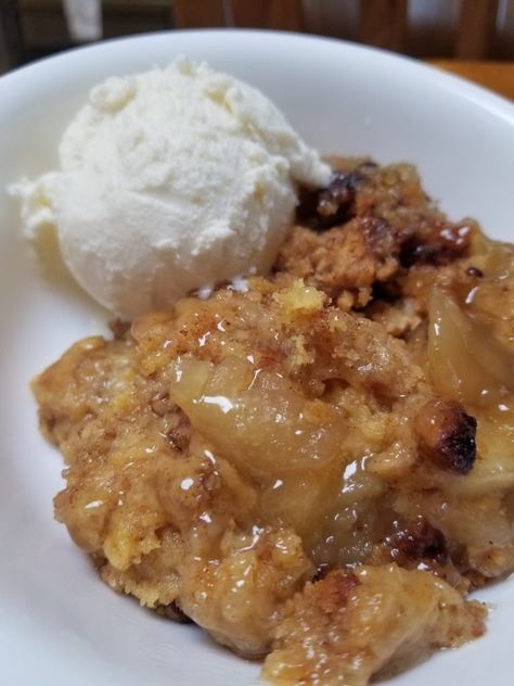 Apple Pie Crockpot, Apple Pie Dump Cake, Crockpot Apple Pie, Crockpot Apple Dump Cake, Crockpot Peach Cobbler, Apple Dump Cake Recipe, Crockpot Apple, Apple Pie Cake, Cake Summer