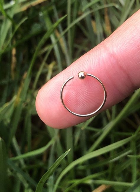 Silver Nose Ring Aesthetic, Nose Ring For Bride, Hoop Nose Ring Aesthetic, Nose Ring Aesthetic, Jewelry Accessories Aesthetic, Jewelry Tattoo Designs, Aesthetics Jewelry, Nose Ring Designs, Cute Nose Rings