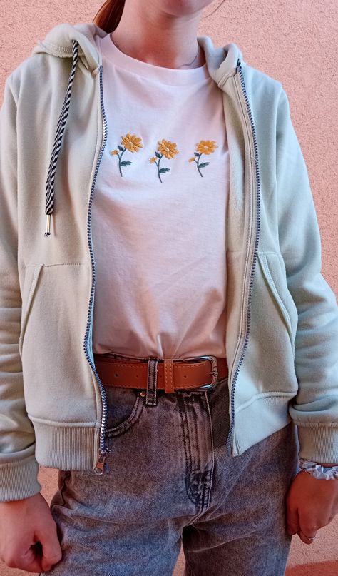 Light green cropped zip-up hoodie, white flower T-shirt, gray jeans and brown belt casual outfit Light Green Hoodie Outfit, Belt Casual Outfit, Green Hoodie Outfit, Light Green Hoodie, Cropped Zip Up Hoodie, Cropped Zip Up, Retro Fits, Gray Jeans, Hoodie White