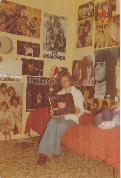 The proove! I was an Osmond fan 70s Room Aesthetic Retro, Small 70s Bedroom, 70s Inspired Bedroom Vintage, 79s Aesthetic, 70s Vibe Bedroom, Aesthetic 70s Pictures, 70s Room Aesthetic Bedroom, 1970s Bedroom Aesthetic, 70s Teen Bedroom