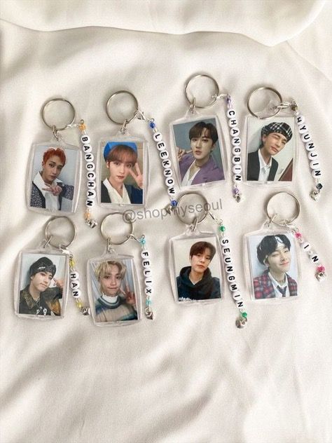 Making A Keychain, Cute Craft Ideas Aesthetic, Stuff To Make With Beads, Straykids Keychain, Stray Kids Diy Crafts, How To Make Keychains With Beads, Stray Kids Gift Ideas, Skz Diy Ideas, Stray Kids Bracelet Ideas