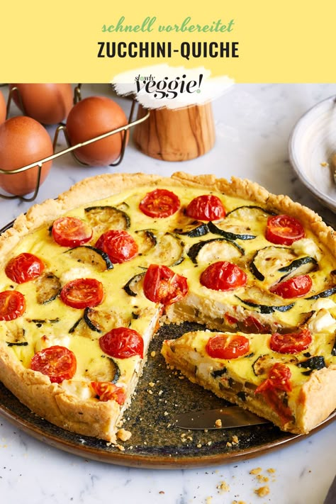 Tadaa – Tauche ein in die Welt der saftigen, leckeren und außergewöhnlichen Quiches. Diesmal mit einer absolut leckeren Zucchini-Quiche mit Schafskäse, Schmand und frischen Tomaten. Etwas Oregano im Teig sorgt für einen besonders feinen Boden! Zucchini Tarte, Zucchini Tart, Spinach Pasta Bake, Clean Eating Kids, Healthy Breakfast Recipes Easy, Tailgate Food, Savoury Baking, Ww Recipes, Cooking Inspiration