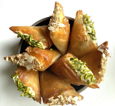 Trigona Panoramatos (filo triangles filled with a rich vanila cream) - Irini Tzortzoglou Trigona Panoramatos, Phyllo Recipes, Greek Pastries, Greek Sweets, Filo Pastry, Greek Desserts, Eastern Cuisine, Lebanese Recipes, Pastry Desserts