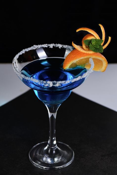 Arte in arancione-cocktail laguna blu | Premium Photo #Freepik #photo #blu #frutta #arancione #elegante Blue Lagoon, Premium Photo, Tableware, Glass, Blue