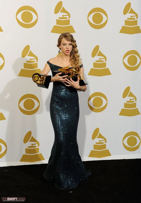 Taylor Swift Grammys, 2023 Taylor Swift, Faithful Quotes, Grammys 2015, Taylor Swift Photos, Fearless Era, Taylor Swift Web, Swift Photo, Taylor Swift Funny