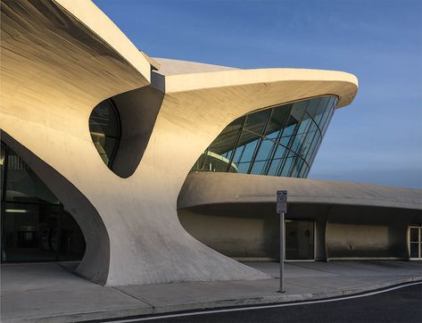 Eero Saarinen’s TWA Flight Center Is Becoming a Hotel - Galerie Eero Saarinen Architecture, Twa Flight Center, Googie Architecture, Axel Vervoordt, Flight Centre, New York Architecture, Architecture Landmark, Modern Architects, Eero Saarinen