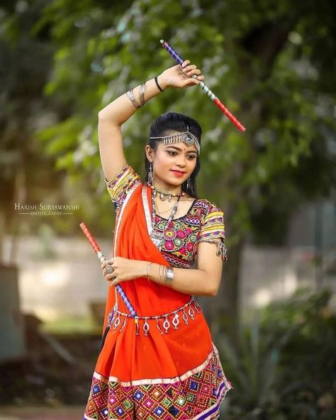 Dandiya Photography Poses, Navratri Garba Photo, Garba Photo, Garba Poses, Traditional Poses, Garba Dress, Navratri Garba, Kaleidoscope Images, Celebrity Fashion Looks