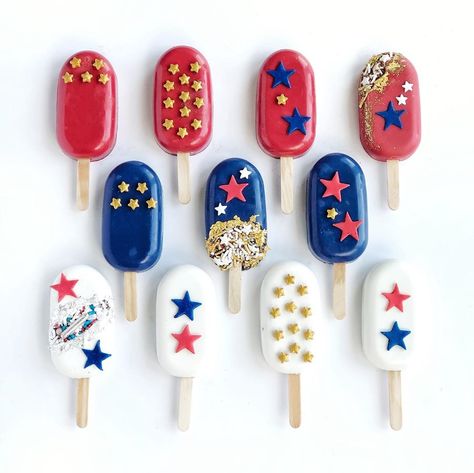 Belly's Bake Shop on Instagram: “It's Memorial Day weekend here in the USA 🇺🇸 This cakesicle set has me feeling extra patriotic today as I keep our heroes in the front of…” Mardi Gras Cakesicles, Patriotic Cake Pops, Cake Sicles, Beautiful Ice Cream, Marine Cake, Valentines Dessert, Oreo Cake Pops, Popsicles Cake, Cake Popsicles